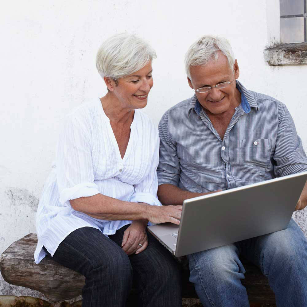 Älteres Paar verwendet gemeinsam einen Laptop