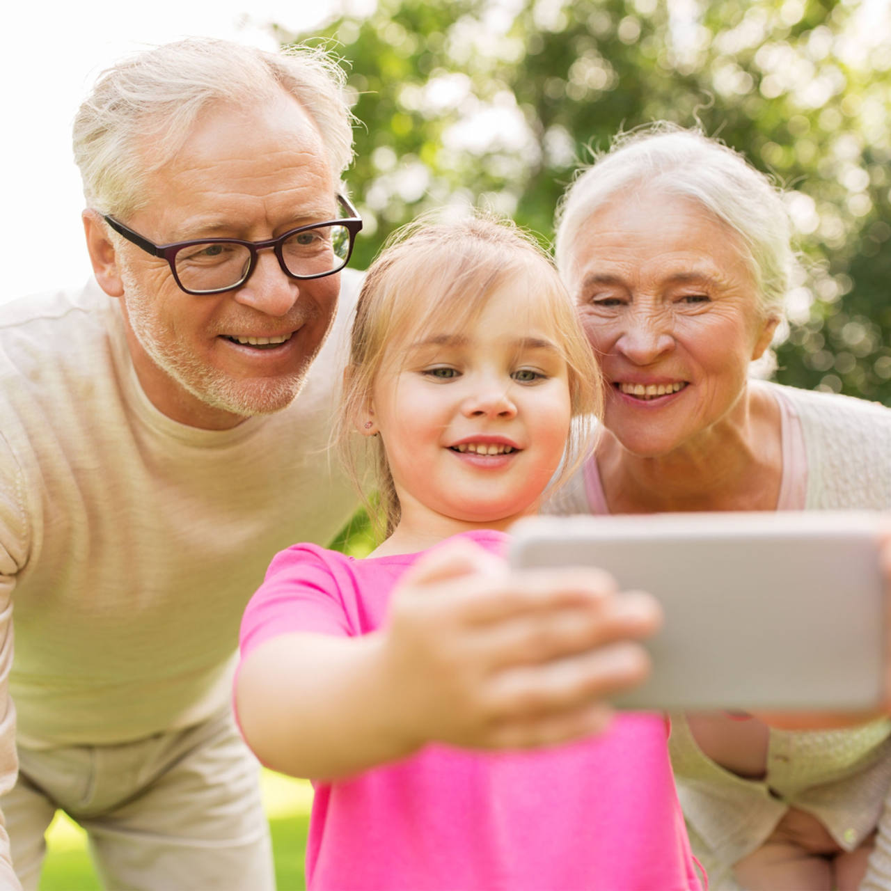 Großeltern machen Selfies mit ihrem Enkelkind