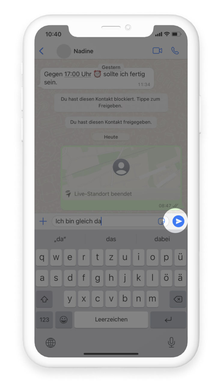 WhatsApp Chat Fenster, mit Nachricht im Nachrichtenfeld unten, blauer Pfeil rechts unten rot umrandet
