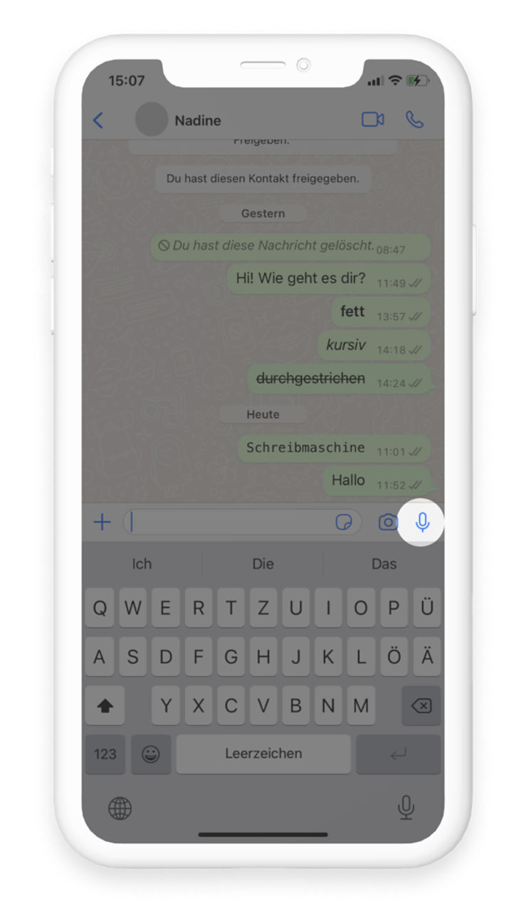 Ein Screenshot eines WhatsApp-Chats. Das Mikrofon-Symbol unten rechts hervorgehoben.